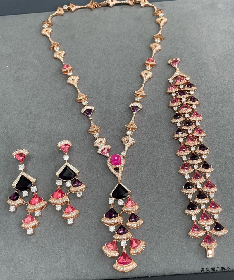 Bv1g*ai necklaces